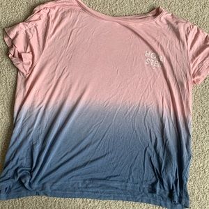 Hollister easy t-shirt.